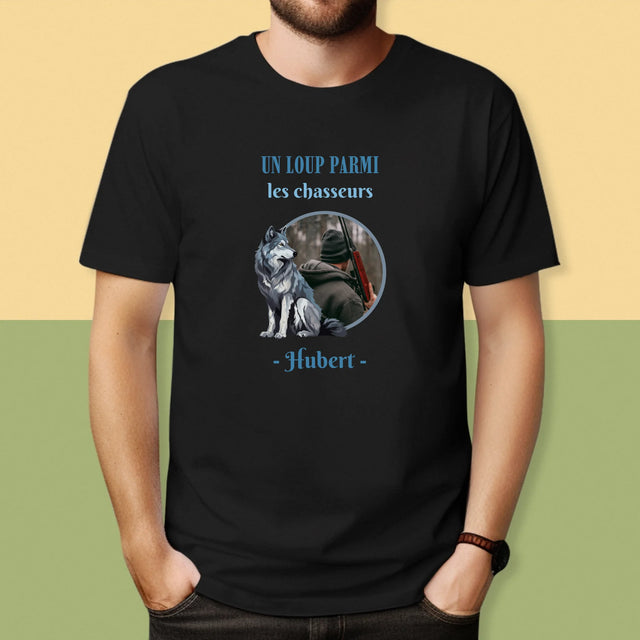 La Photo Et Un Texte: Un Loup Parmi Les Chasseur - T-Shirt Pour Hommes