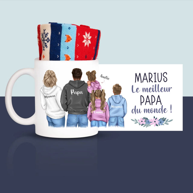 La Création Du Personnage: Famille Avec Enfants - Chaussettes D'Hiver Dans Une Tasse