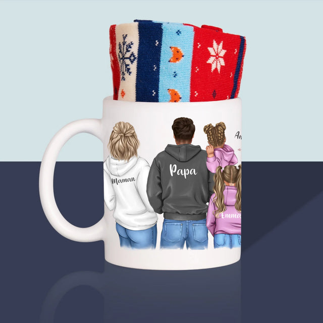 La Création Du Personnage: Famille Avec Enfants - Chaussettes D'Hiver Dans Une Tasse