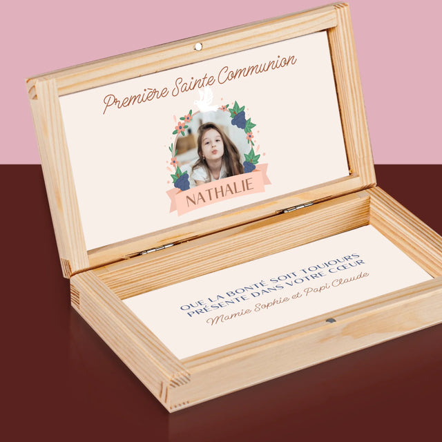 La Photo Et Un Texte: Bonté Dans Le Cœur, La Communion - Boîte À Monnaie En Bois