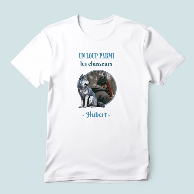 La Photo Et Un Texte: Un Loup Parmi Les Chasseur - T-Shirt Pour Hommes