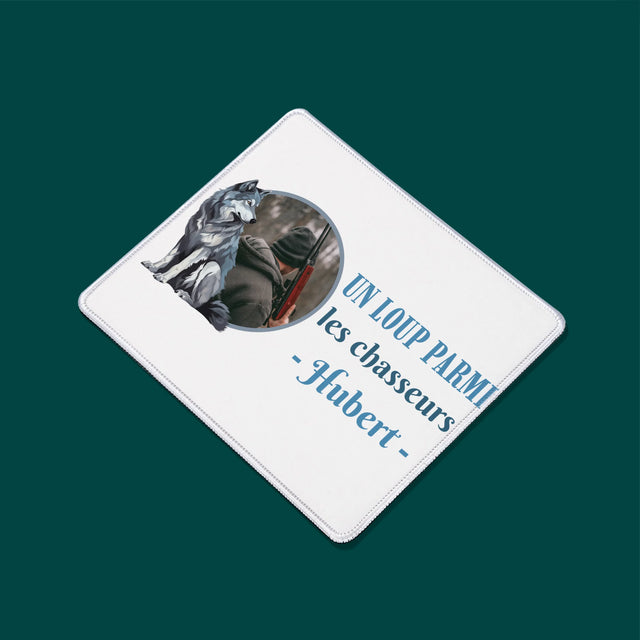 La Photo Et Un Texte: Un Loup Parmi Les Chasseur - Tapis De Souris