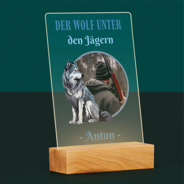 Image et légende : Le loup parmi les chasseurs - Impression sur verre acrylique | DE