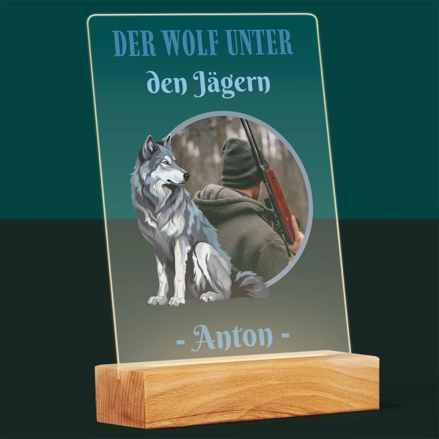 Image et légende : Le loup parmi les chasseurs - Impression sur verre acrylique | DE